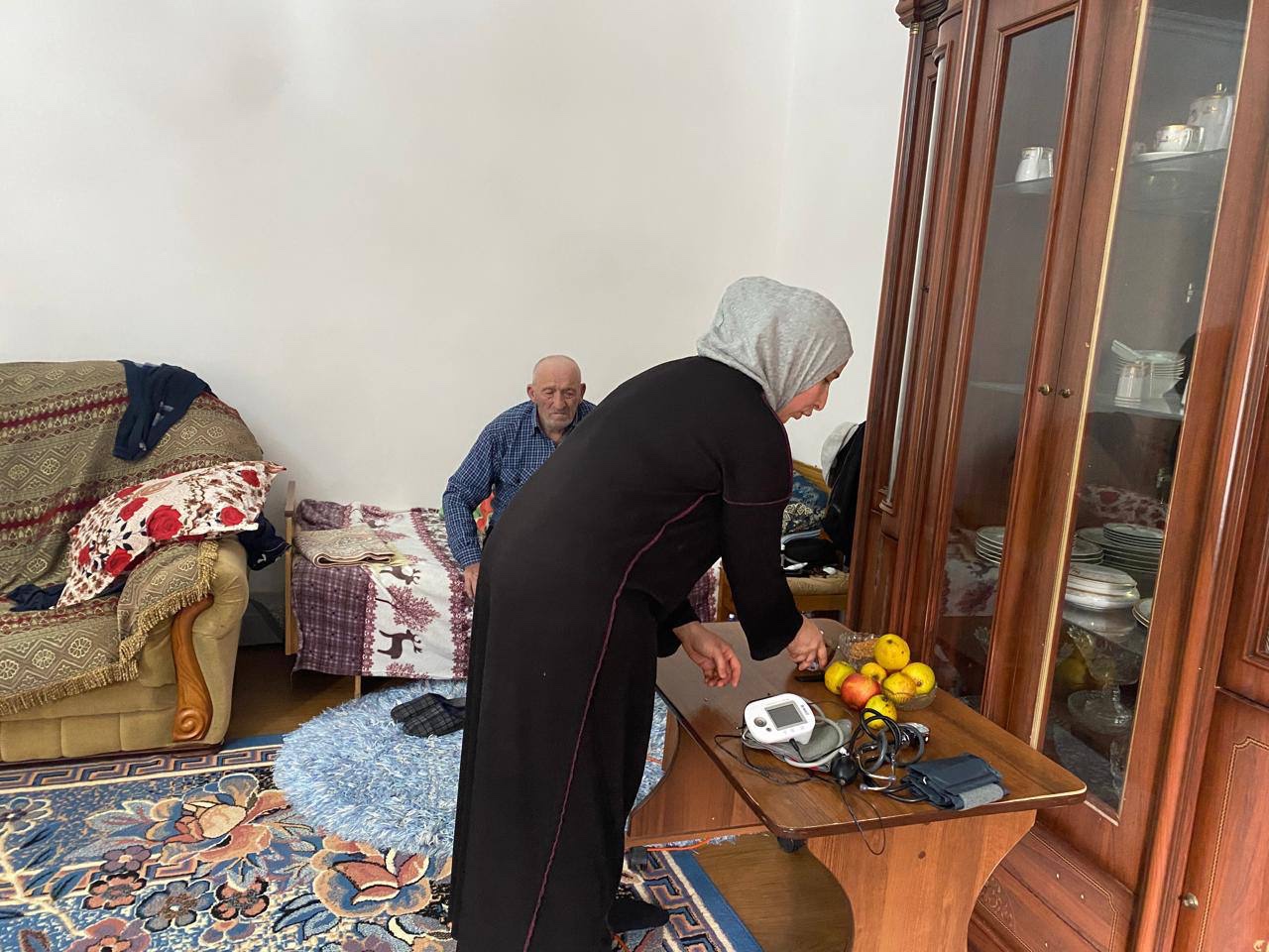 Социальный работник социального обслуживания на дому отделения № 2 Мирзоева Мадина  селении Тлярата оказывает социально-бытовую,социально-медицинскую услугу, своему подопечному с целью оказания социальных услуг.